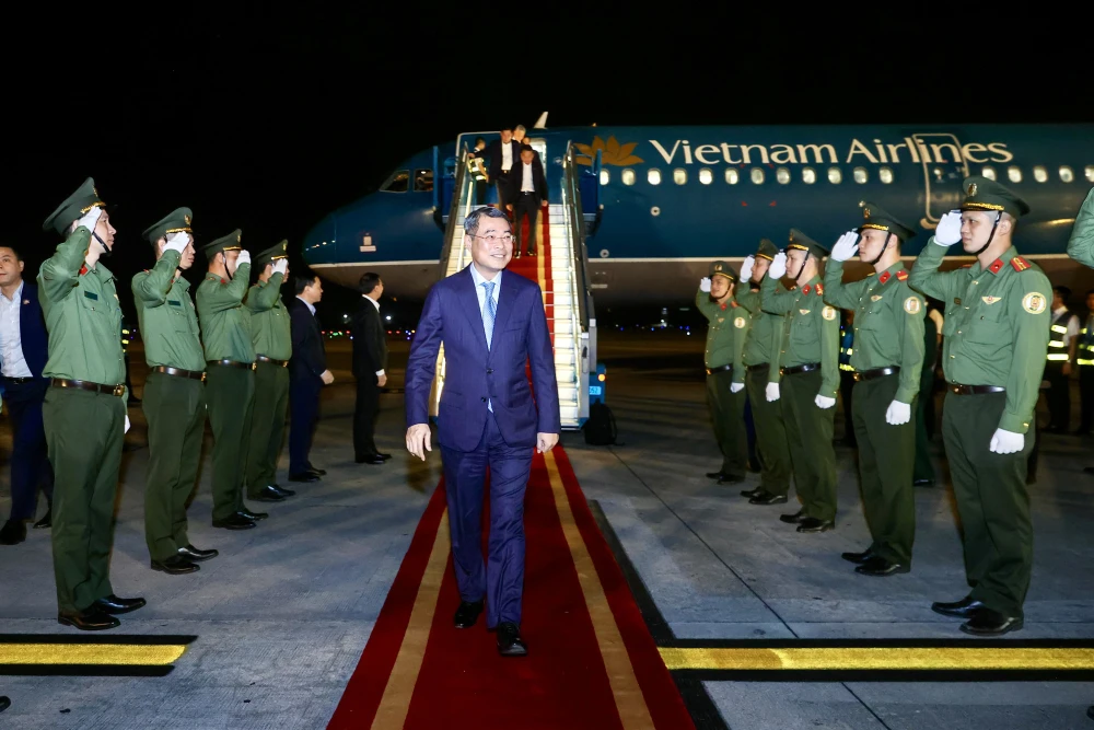 thu-tuong-le-minh-hung-ve-toi-ha-noi-ket-thuc-tot-dep-chuyen-cong-tac-tham-du-hoi-nghi-cap-cao-asean-48-1.jpg