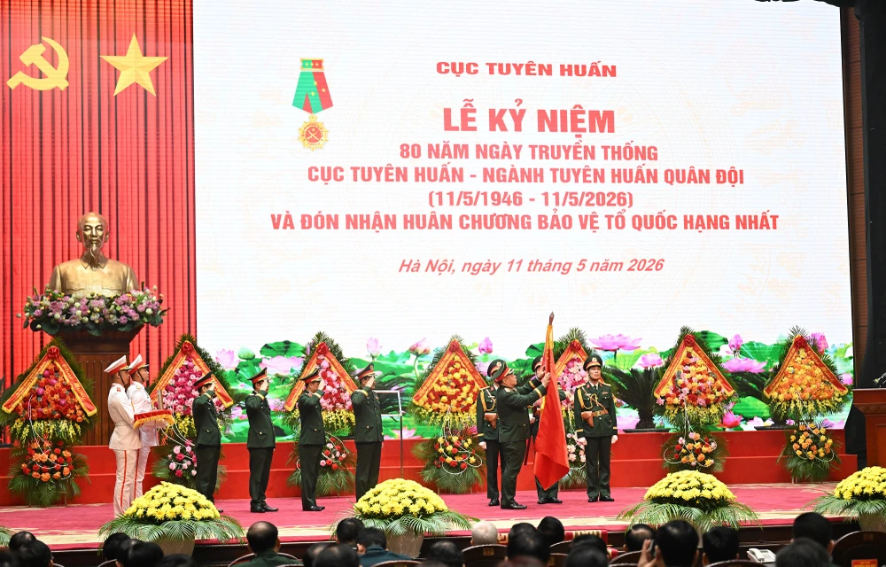 cuc-tuyen-huan-don-nhan-huan-chuong-bao-ve-to-quoc-hang-nhat-1.jpg