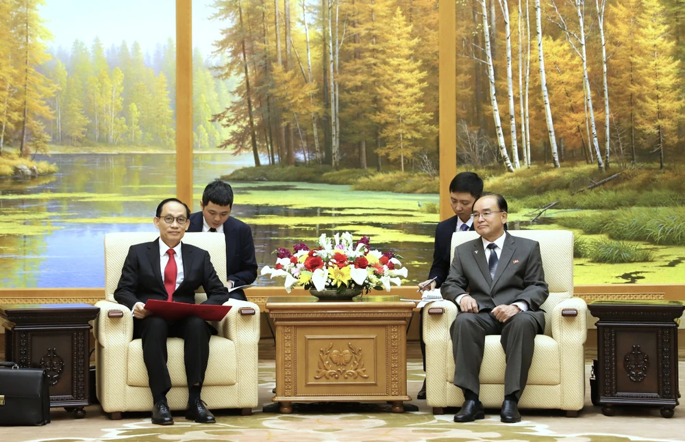 dac-phai-vien-cua-tong-bi-thu-chu-tich-nuoc-to-lam-chuyen-thong-diep-toi-tong-bi-thu-chu-tich-quoc-vu-kim-jong-un-2.JPG