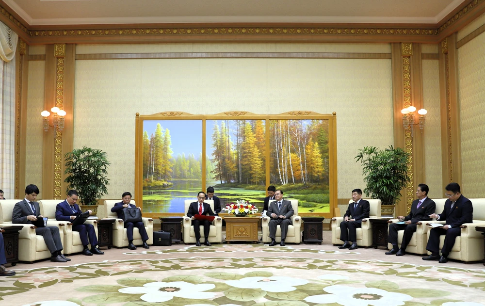 dac-phai-vien-cua-tong-bi-thu-chu-tich-nuoc-to-lam-chuyen-thong-diep-toi-tong-bi-thu-chu-tich-quoc-vu-kim-jong-un-3.JPG