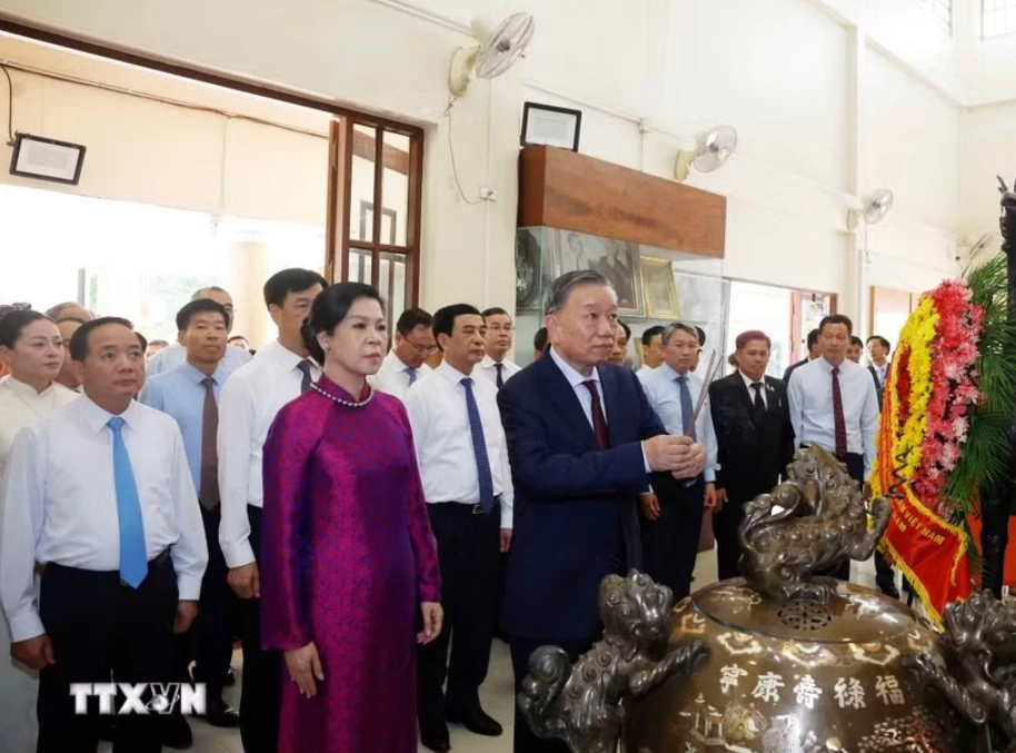 tong-bi-thu-chu-tich-nuoc-dang-huong-tuong-niem-chu-tich-ho-chi-minh-tai-thai-lan-1.jpeg