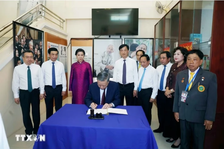 tong-bi-thu-chu-tich-nuoc-dang-huong-tuong-niem-chu-tich-ho-chi-minh-tai-thai-lan.jpeg