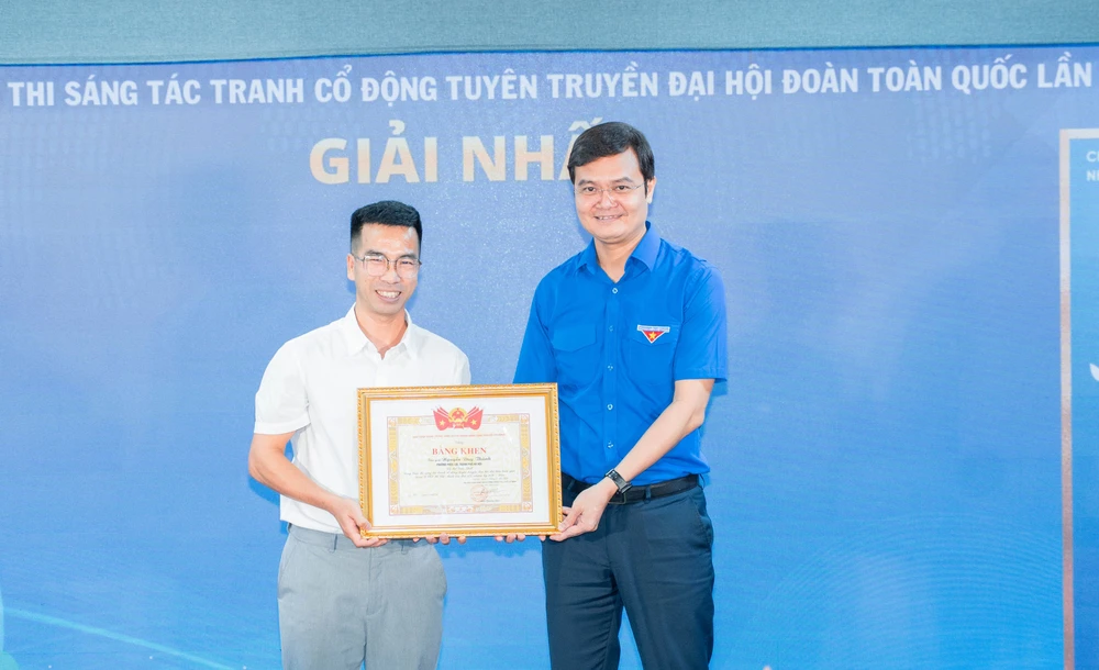 trao-giai-cuoc-thi-sang-tac-tranh-co-dong-tuyen-truyen-dai-hoi-doan-toan-quoc-lan-thu-xiii (2).JPG