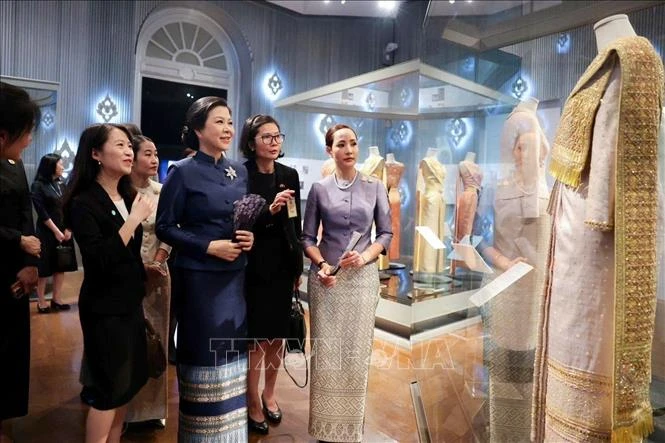 phu-nhan-ngo-phuong-ly-mac-trang-phuc-truyen-thong-thai-lan-4.jpg