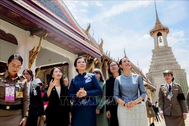 phu-nhan-ngo-phuong-ly-mac-trang-phuc-truyen-thong-thai-lan.jpg