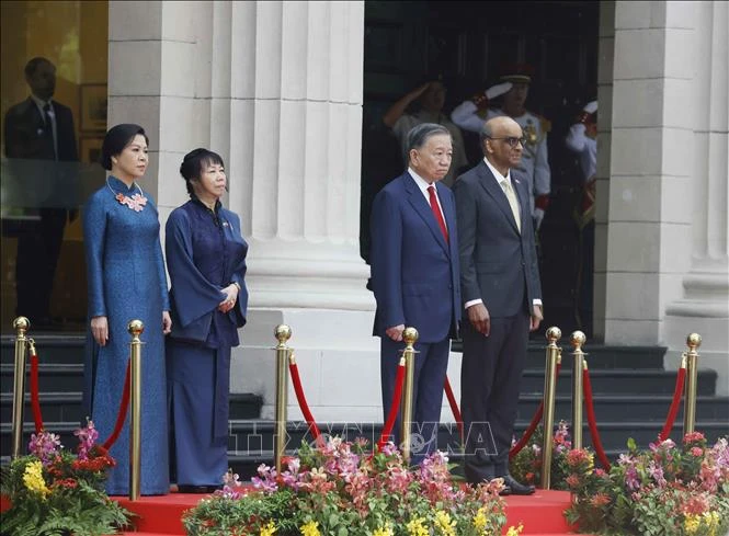 tong-thong-singapore-va-phu-nhan-ra-tan-cua-xe-don-tong-bi-thu-chu-tich-nuoc-to-lam-1.jpg