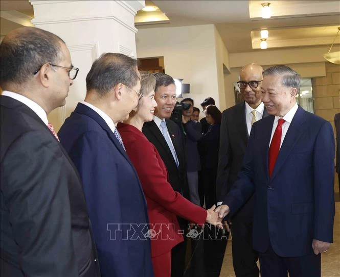 tong-thong-singapore-va-phu-nhan-ra-tan-cua-xe-don-tong-bi-thu-chu-tich-nuoc-to-lam.jpg