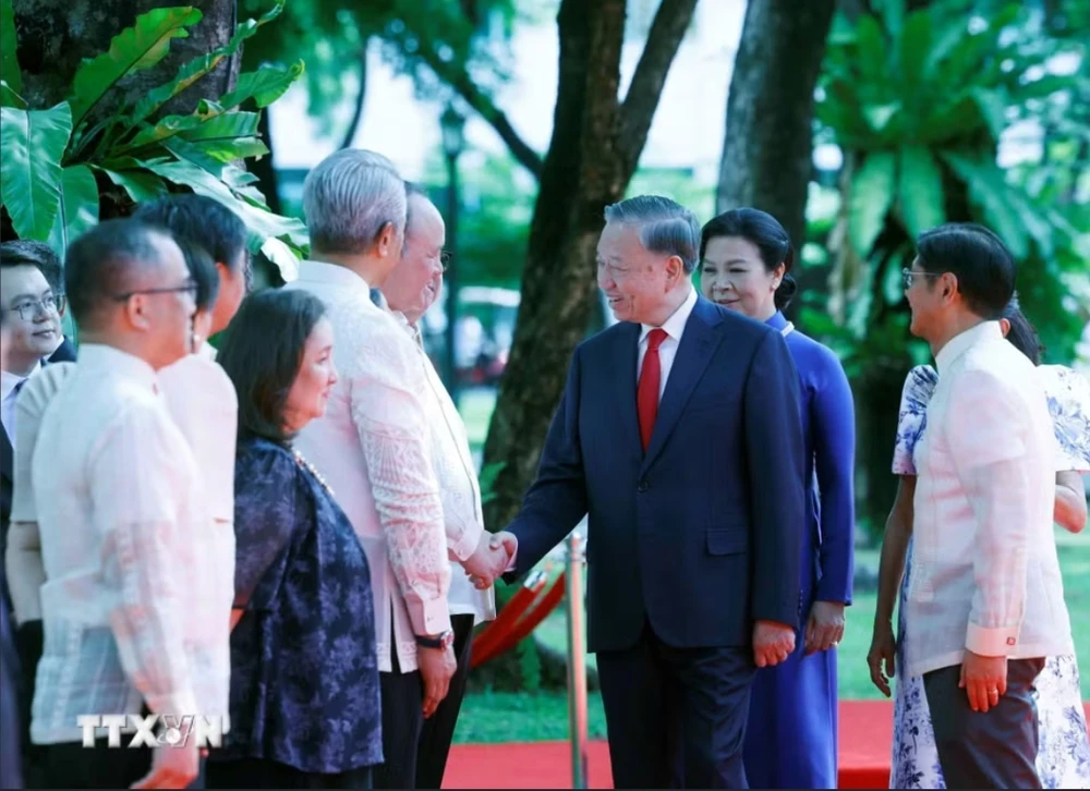 philippines-ban-21-loat-dai-bac-chao-mung-chuyen-tham-cua-tong-bi-thu-chu-tich-nuoc-to-lam-2.jpeg