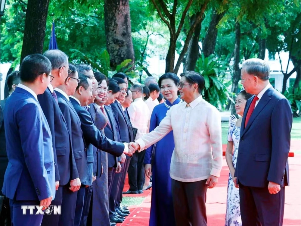 philippines-ban-21-loat-dai-bac-chao-mung-chuyen-tham-cua-tong-bi-thu-chu-tich-nuoc-to-lam-3.jpeg