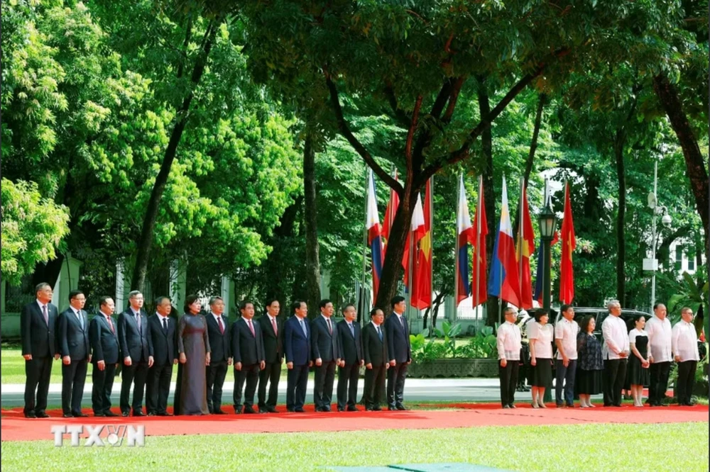 philippines-ban-21-loat-dai-bac-chao-mung-chuyen-tham-cua-tong-bi-thu-chu-tich-nuoc-to-lam.jpeg