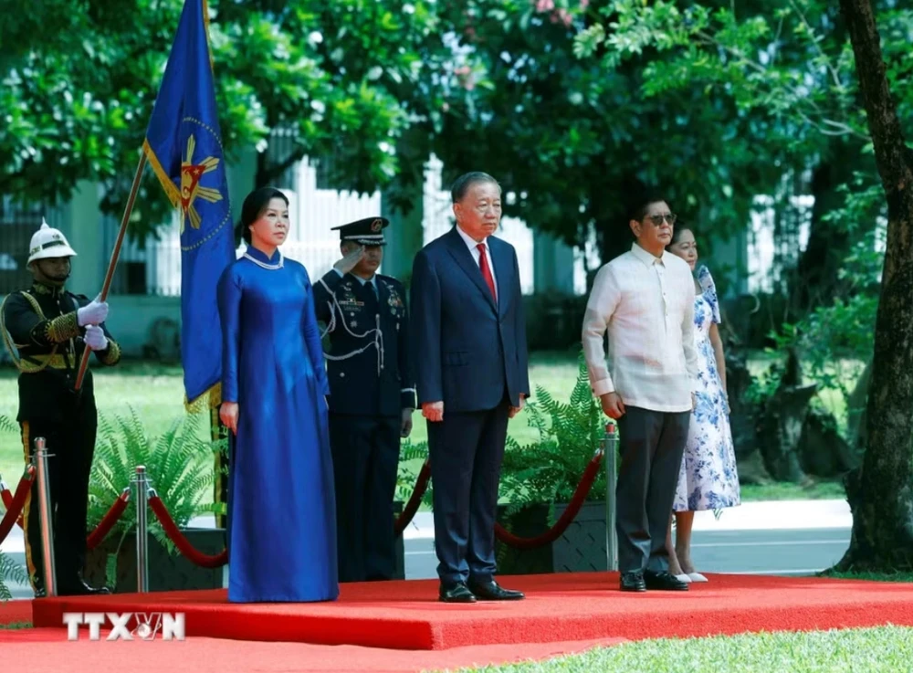 philippines-ban-21-loat-dai-bac-chao-mung-chuyen-tham-cua-tong-bi-thu-chu-tich-nuoc-to-lam-8.jpeg