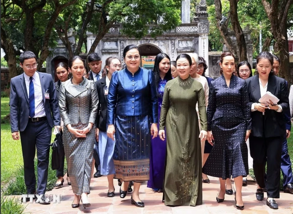 phu-nhan-thu-tuong-le-minh-hung-cung-phu-nhan-thu-tuong-cac-nuoc-tham-van-mieu-quoc-tu-giam-2.jpeg