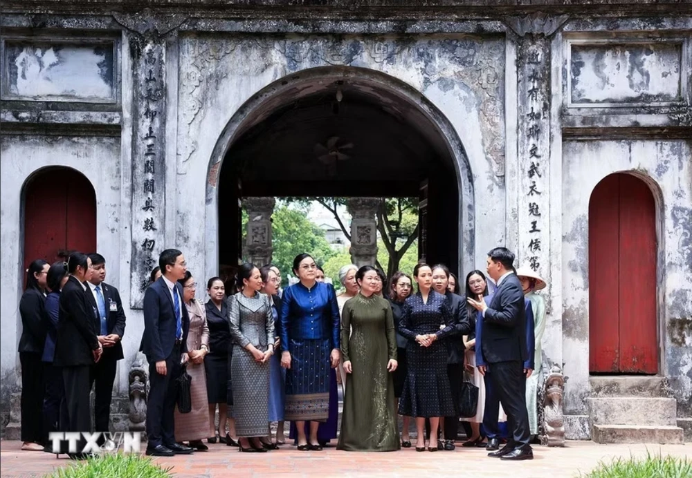phu-nhan-thu-tuong-le-minh-hung-cung-phu-nhan-thu-tuong-cac-nuoc-tham-van-mieu-quoc-tu-giam-3.jpeg