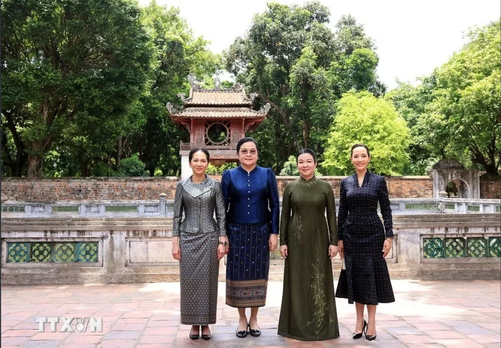 phu-nhan-thu-tuong-le-minh-hung-cung-phu-nhan-thu-tuong-cac-nuoc-tham-van-mieu-quoc-tu-giam-5.jpeg