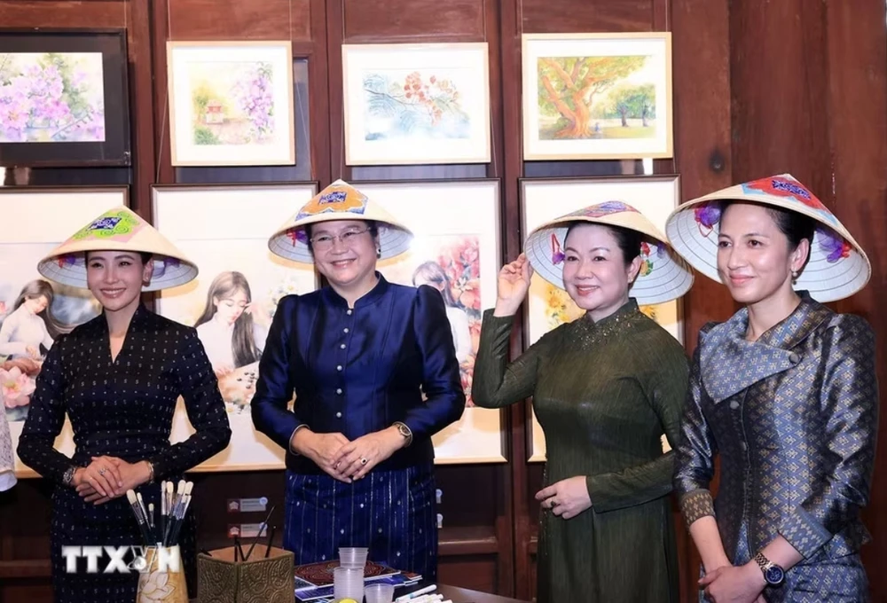 phu-nhan-thu-tuong-le-minh-hung-cung-phu-nhan-thu-tuong-cac-nuoc-tham-van-mieu-quoc-tu-giam-8.jpeg
