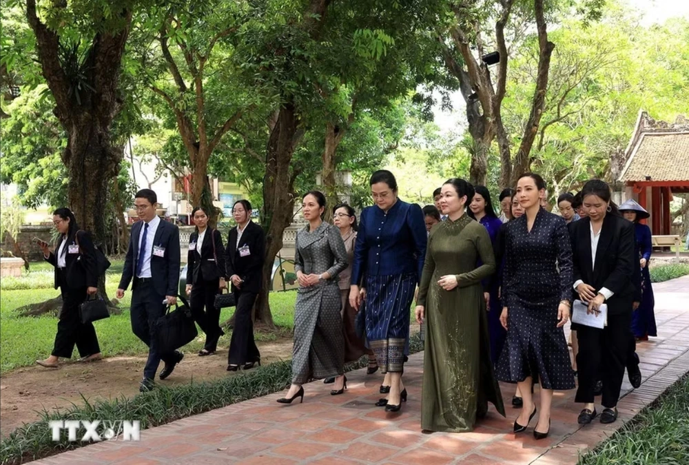 phu-nhan-thu-tuong-le-minh-hung-cung-phu-nhan-thu-tuong-cac-nuoc-tham-van-mieu-quoc-tu-giam.jpeg