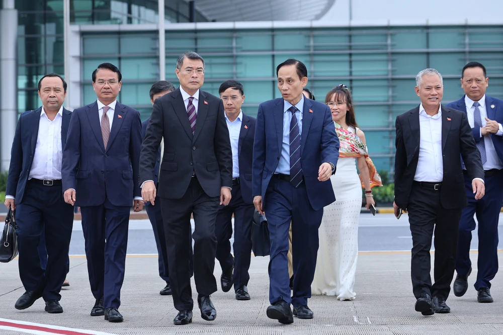 thu-tuong-le-minh-hung-len-duong-du-hoi-nghi-cap-cao-ky-niem-35-nam-quan-he-asean-nga-1.jpg