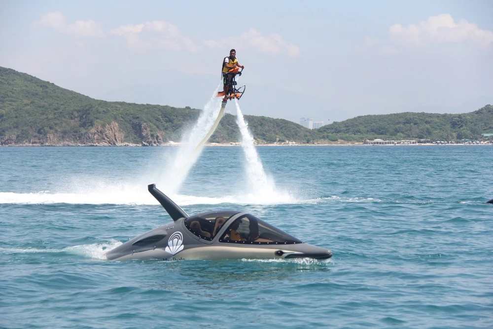 'Cưỡi’ cá mập, cá heo tuyệt đẹp trên biển Nha Trang ảnh 4