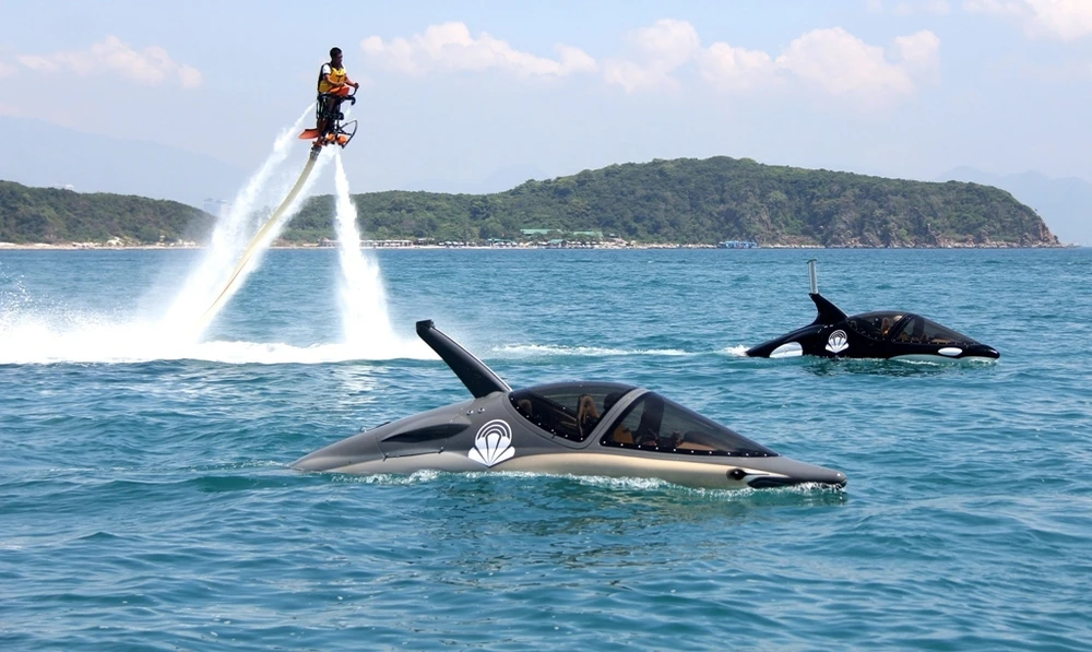 'Cưỡi’ cá mập, cá heo tuyệt đẹp trên biển Nha Trang ảnh 6