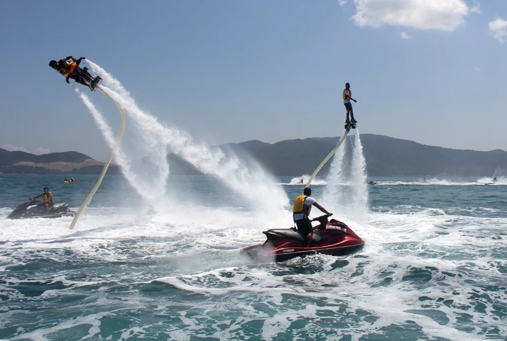 'Cưỡi’ cá mập, cá heo tuyệt đẹp trên biển Nha Trang ảnh 7