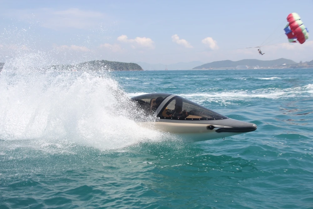 'Cưỡi’ cá mập, cá heo tuyệt đẹp trên biển Nha Trang ảnh 8