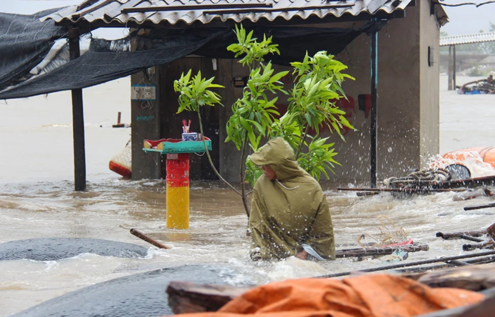Bão số 10 đang 'quần thảo' miền Trung ảnh 5