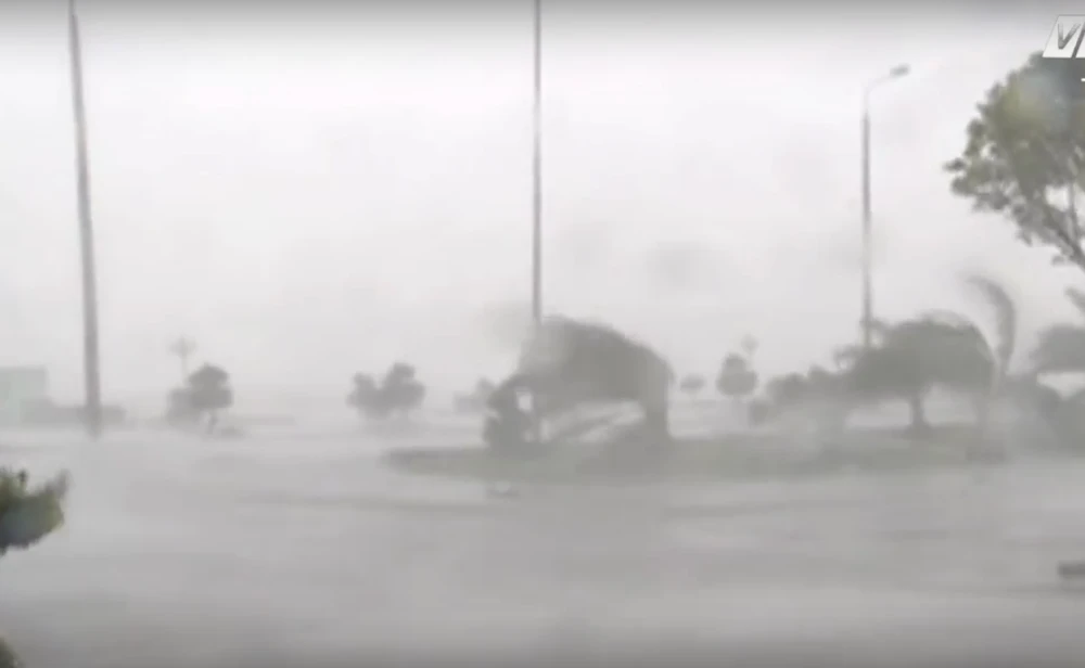 Bão số 10 đang 'quần thảo' miền Trung ảnh 4