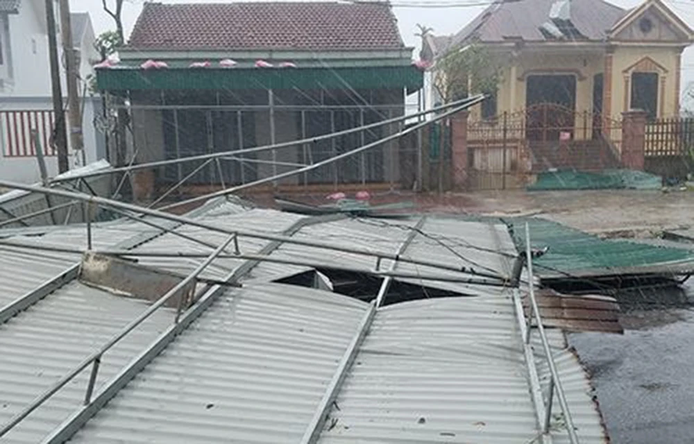 Bão số 10 đang 'quần thảo' miền Trung ảnh 3