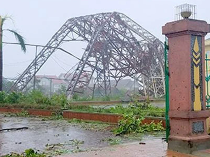 Bão số 10 đang 'quần thảo' miền Trung ảnh 2