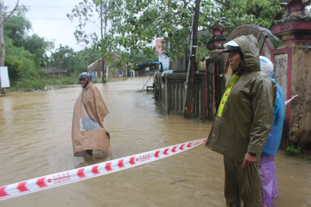 Quảng Ngãi: Nước sông dâng cao, mưa lớn làm lở núi ảnh 2 Quảng Ngãi: Nước sông dâng cao, mưa lớn làm lở núi ảnh 2