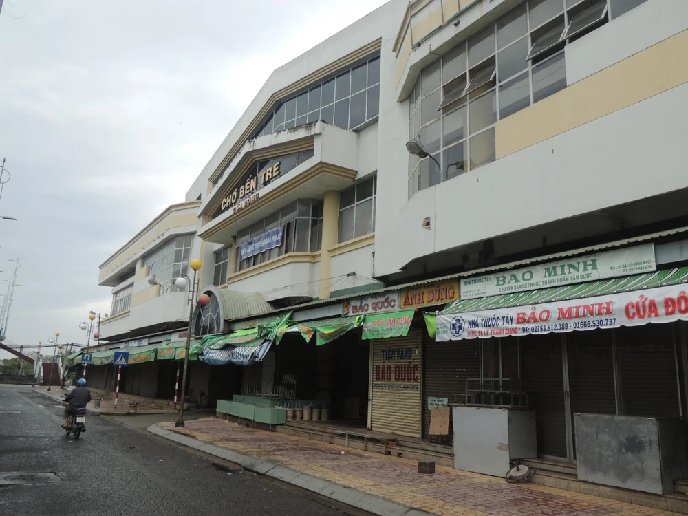 Bến Tre: Cắt ngọn cổ thụ đề phòng gãy đổ trong bão16 ảnh 4