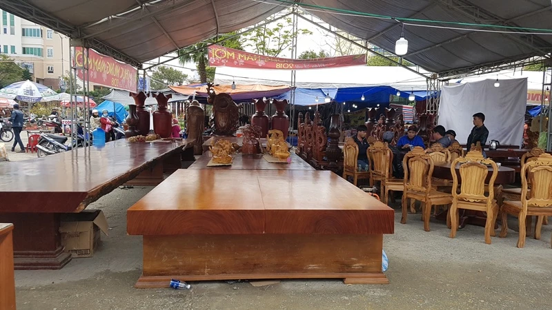 Đồ gỗ tiền tỉ xuống phố, người mua trầm trồ ảnh 3
