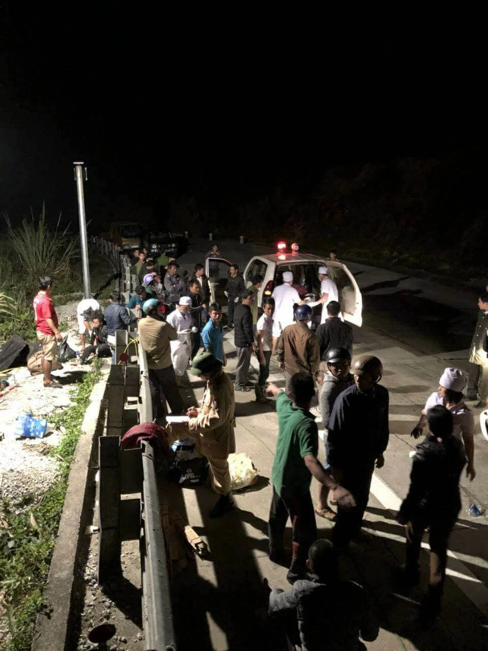 Lật xe khách trên đèo Lò Xo, 20 người thương vong ảnh 2