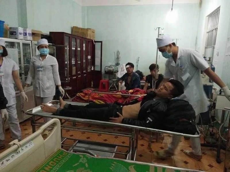 Lật xe khách trên đèo Lò Xo, 20 người thương vong ảnh 1