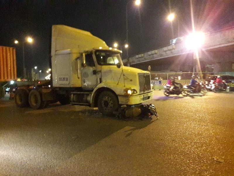 Va chạm với container nam thanh niên thoát chết ảnh 1