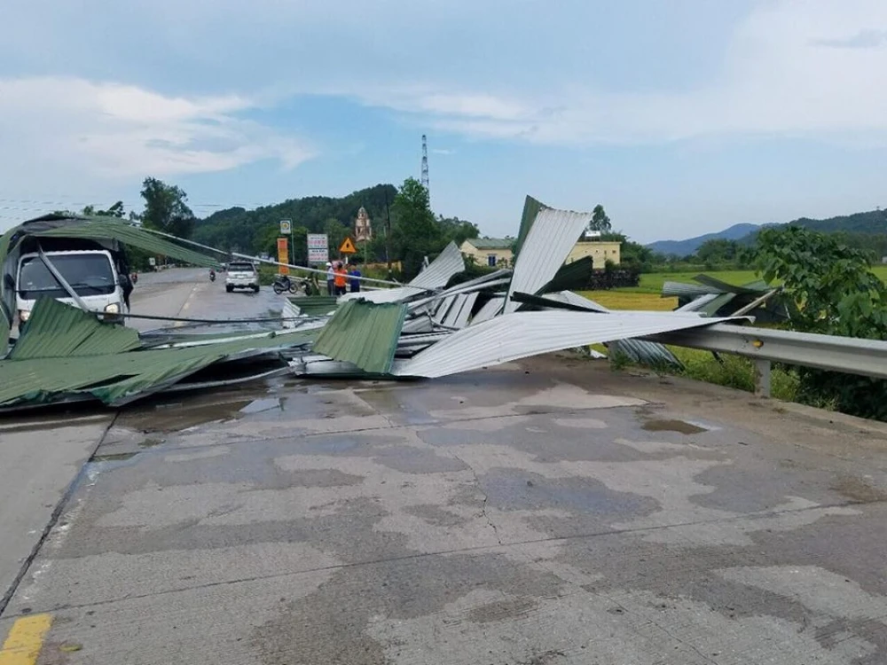 Gió lốc cuốn bay mái cây xăng, giao thông ùn tắc ảnh 3