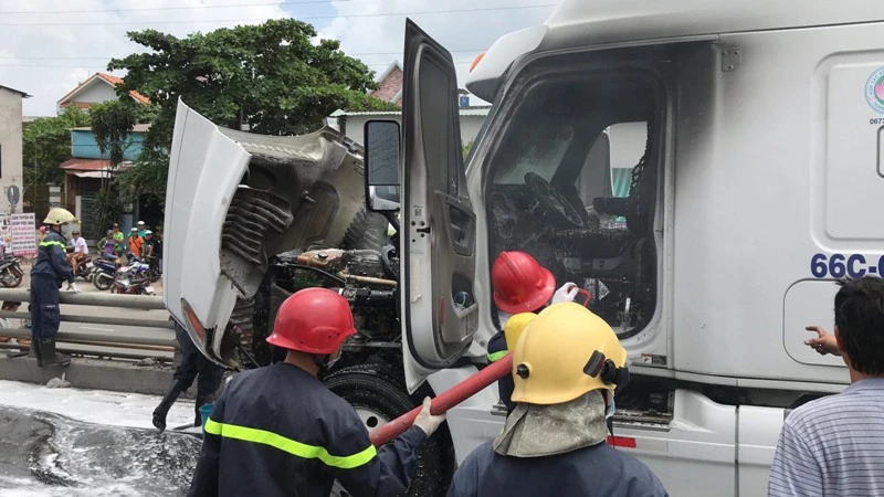  Xe Container bốc cháy trên quốc lộ 1 ở quận 12 ảnh 1