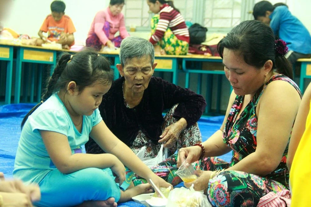 TP.HCM: Phát cơm, sữa miễn phí cho người dân trú bão ảnh 5