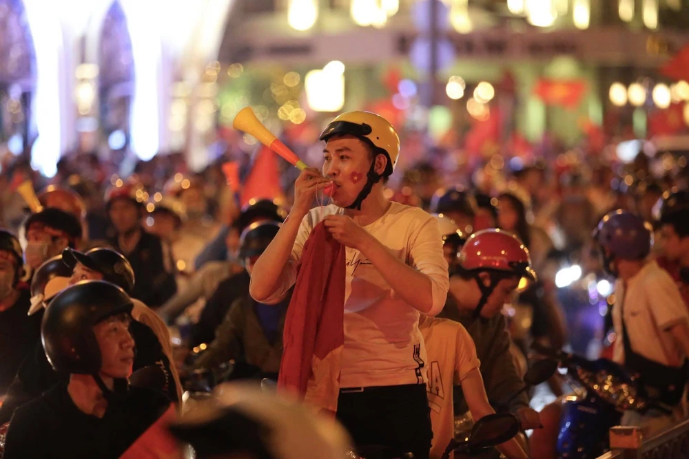 Cả nước đổ ra đường mừng HCV SEA Games lịch sử của U-22 VN ảnh 2