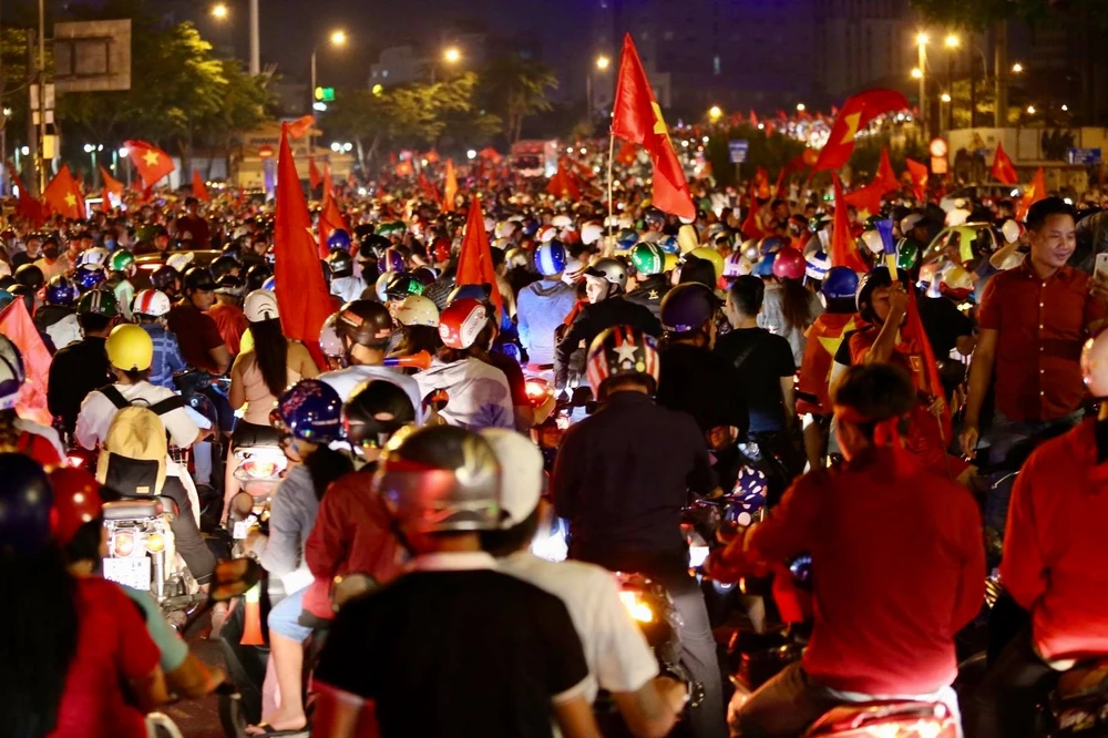 Cả nước đổ ra đường mừng HCV SEA Games lịch sử của U-22 VN ảnh 3