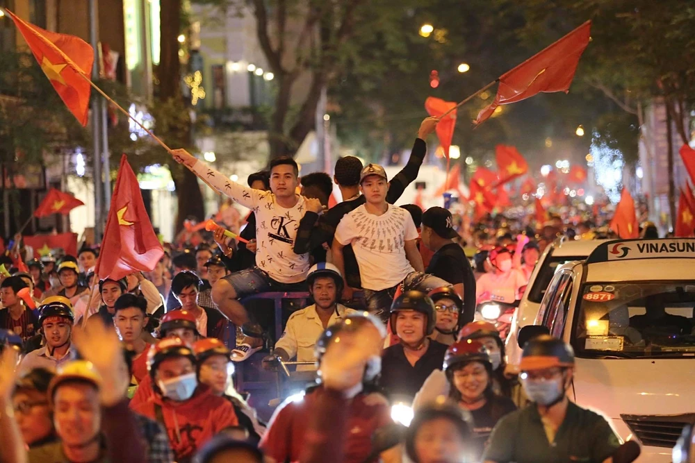 Cả nước đổ ra đường mừng HCV SEA Games lịch sử của U-22 VN ảnh 28