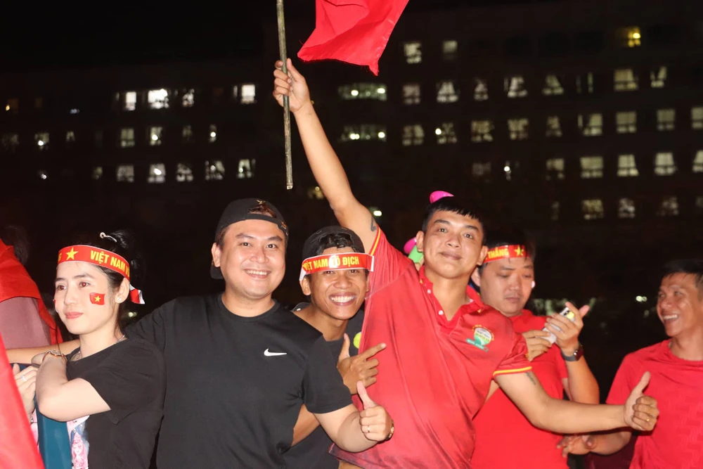 Cả nước đổ ra đường mừng HCV SEA Games lịch sử của U-22 VN ảnh 12