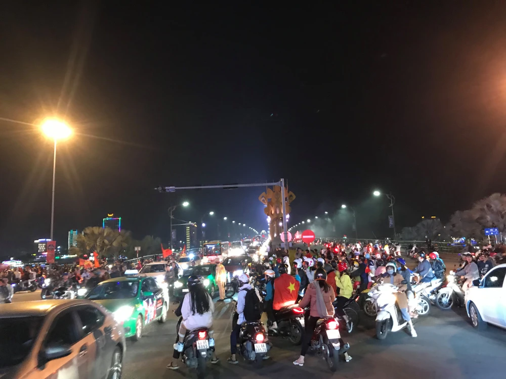 Cả nước đổ ra đường mừng HCV SEA Games lịch sử của U-22 VN ảnh 36