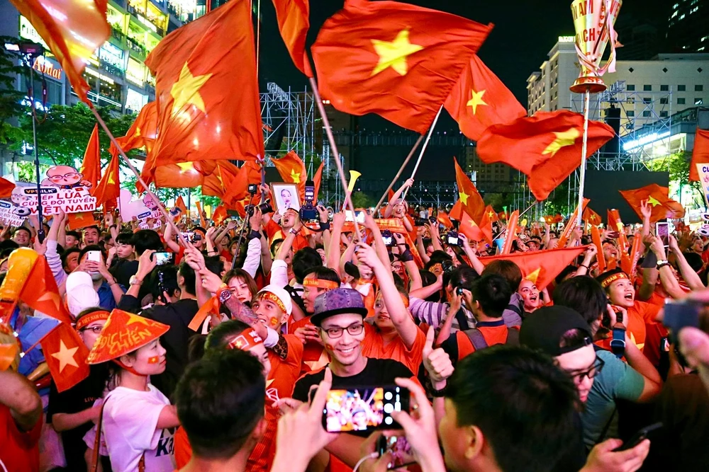 Cả nước đổ ra đường mừng HCV SEA Games lịch sử của U-22 VN ảnh 38