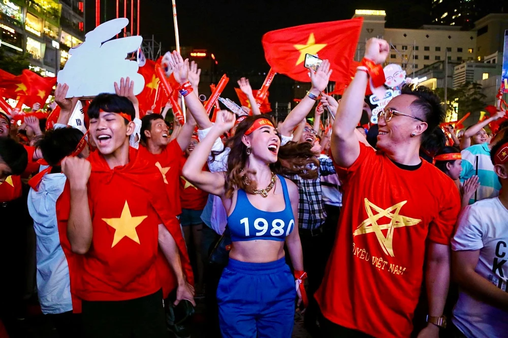 Cả nước đổ ra đường mừng HCV SEA Games lịch sử của U-22 VN ảnh 39