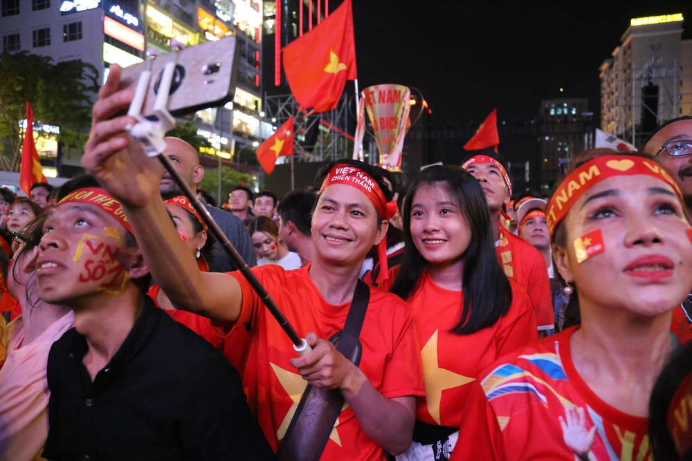 Cả nước đổ ra đường mừng HCV SEA Games lịch sử của U-22 VN ảnh 40