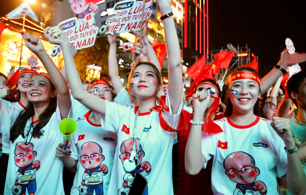 Cả nước đổ ra đường mừng HCV SEA Games lịch sử của U-22 VN ảnh 41