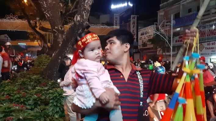 Cả nước đổ ra đường mừng HCV SEA Games lịch sử của U-22 VN ảnh 33