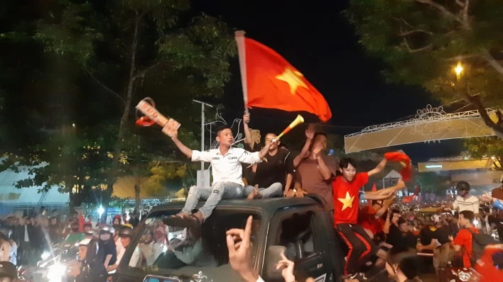 Cả nước đổ ra đường mừng HCV SEA Games lịch sử của U-22 VN ảnh 34