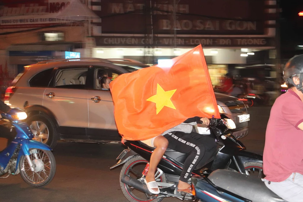 Cả nước đổ ra đường mừng HCV SEA Games lịch sử của U-22 VN ảnh 31